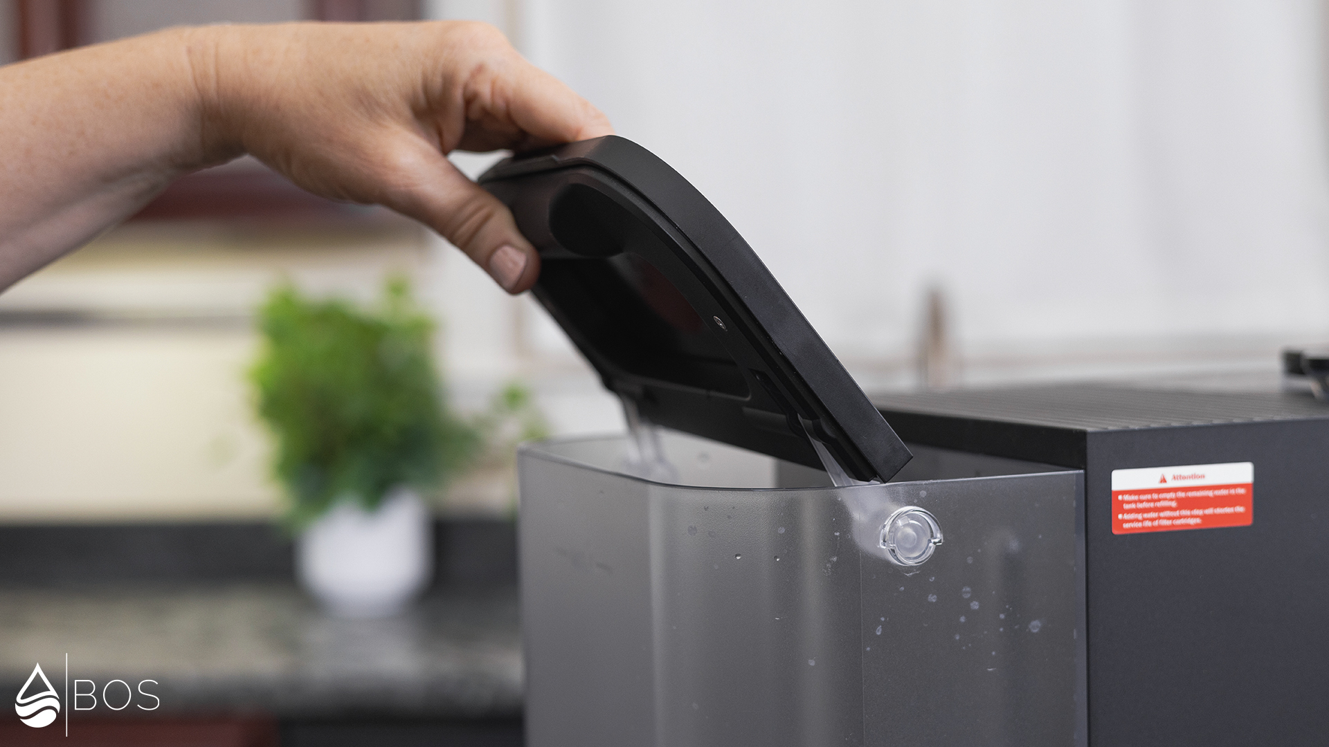 Frizzlife WB99-C Feed Tank Lid Doubles as Carrying Handle
