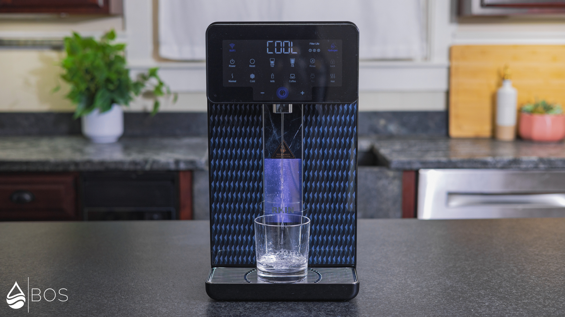 RKIN U1-W Dispensing Cold Water into Glass