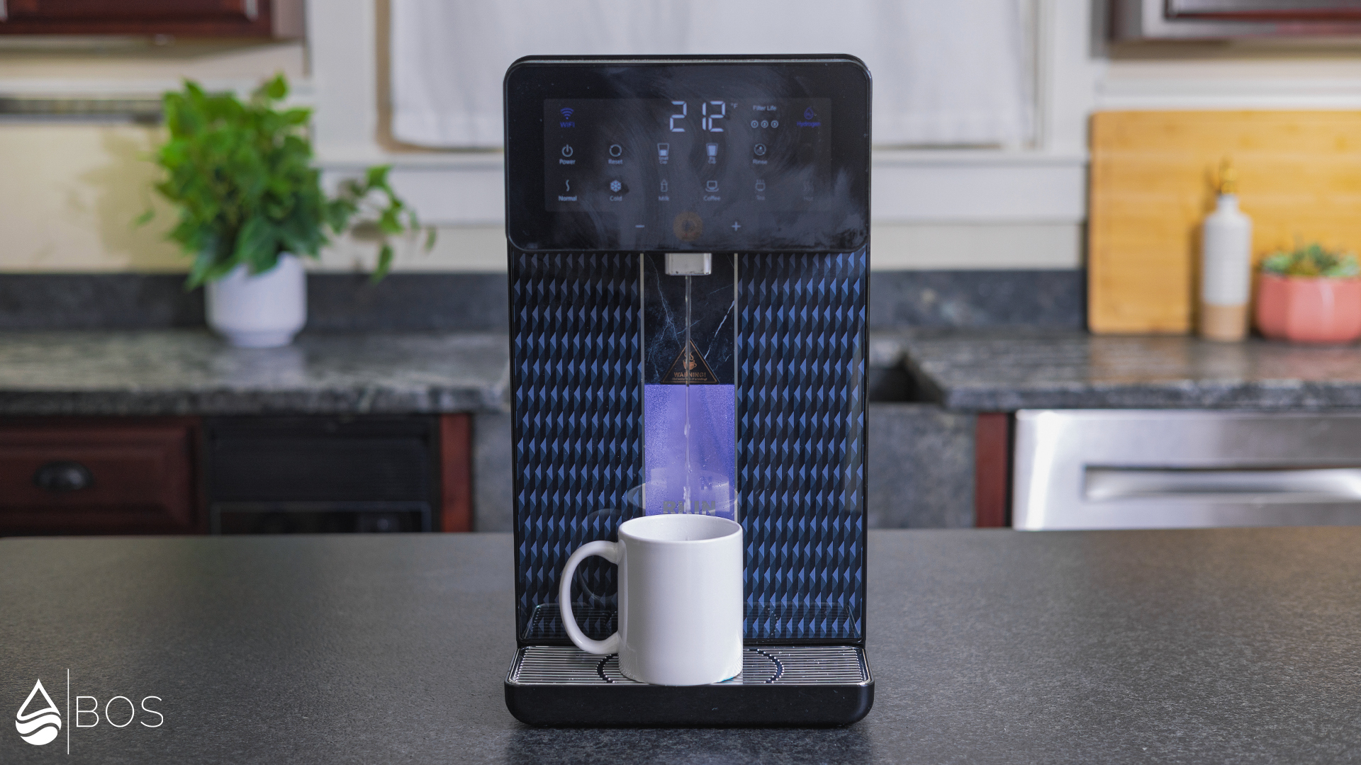 RKIN U1-W Dispensing Hot Water into Mug