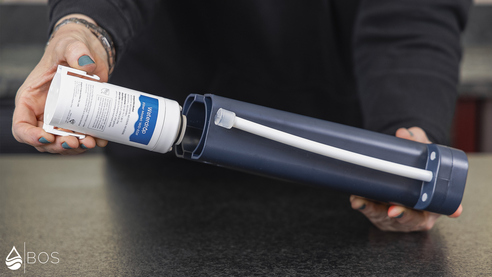 Waterdrop ED04 Inserting Filter Cartridge into Pump