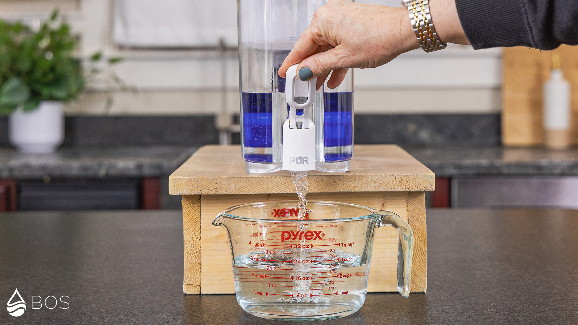 PUR PLUS 30-Cup Dispensing into Measuring Cup