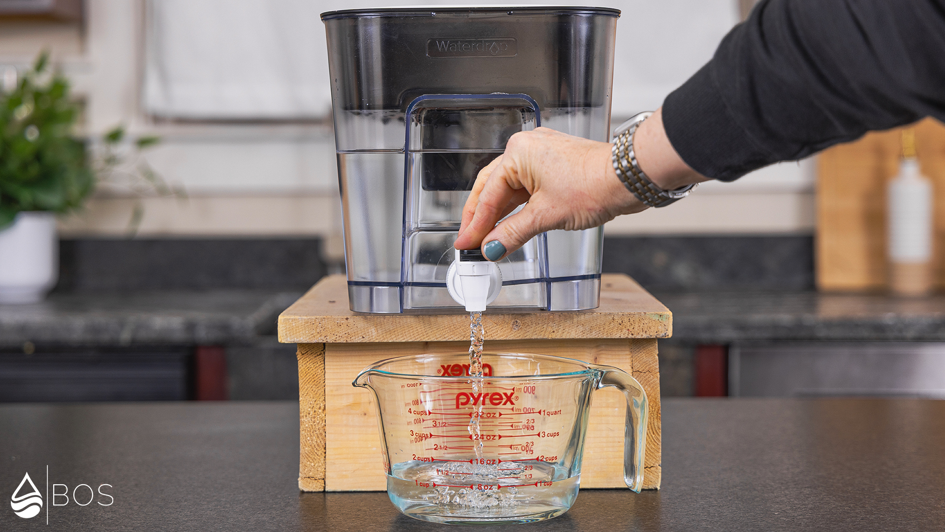 Waterdrop WFD-22L Dispensing into Measuring Cup