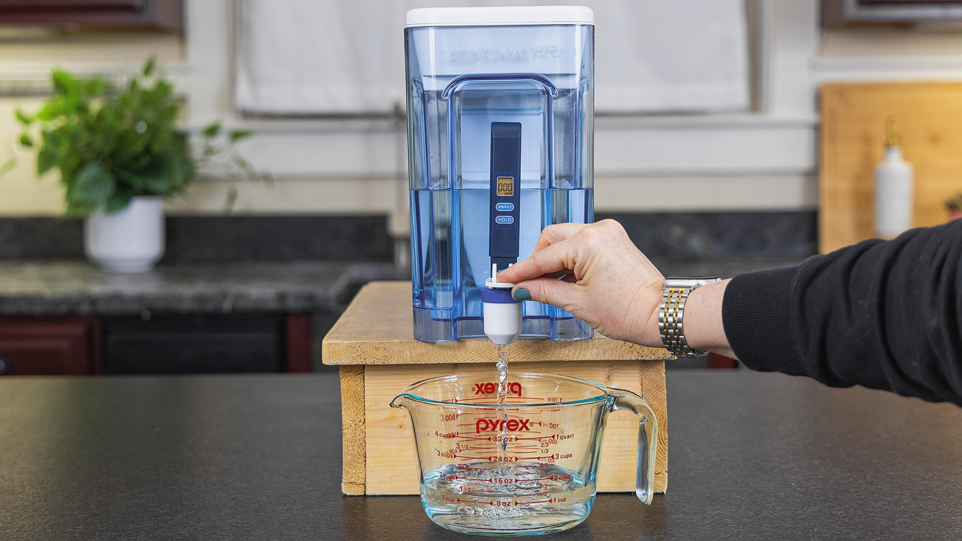 ZeroWater 32 Cup Ready-Read Dispensing into Measuring Cup
