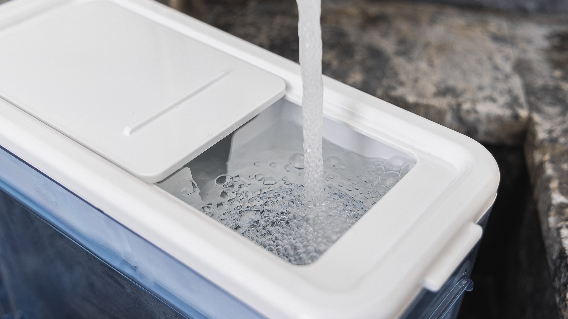 ZeroWater 32 Cup Ready-Read Filling Feed Reservoir at Sink