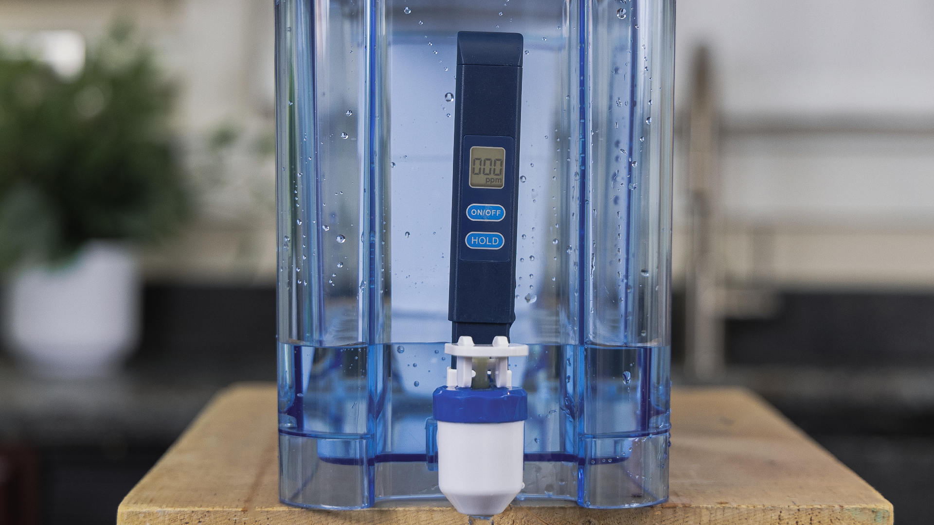ZeroWater 32 Cup Ready-Read TDS Meter Docked into Spigot